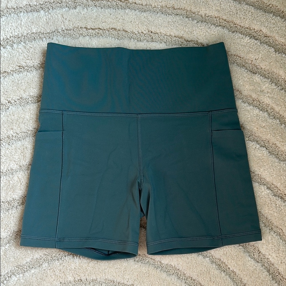 Athleta Salutation Stash 5in Short